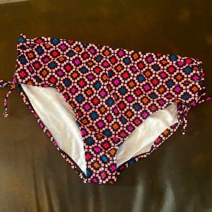 💥NEVER WORN mid rise bikini bottoms. Size 16